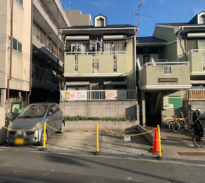 閑静な建物の外観