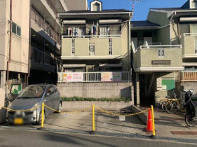閑静な建物の外観 外観 落ち着いた住宅街に位置する建物の様子です。車を停めるスペースも確保されていますので、通勤が便利です。