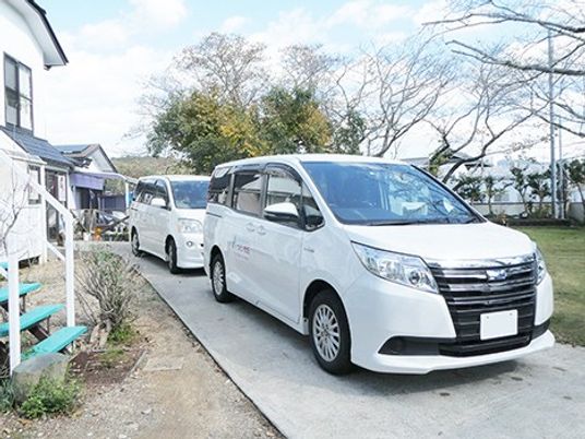 送迎車が並ぶ外観  