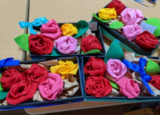 色とりどりの花が並ぶ