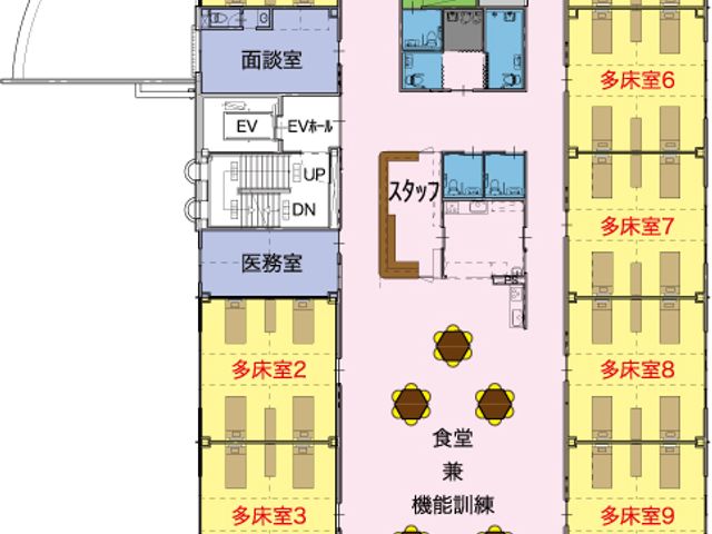 多床室と共有スペースの平面図 内観   広々とした共有スペースは機能訓練を目的としています。多床室が周囲に配置されています。