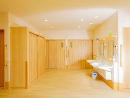 明るく清潔な廊下