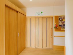 木目調の居室の扉