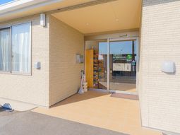 明るいエントランスの様子