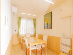 明るい食堂の様子