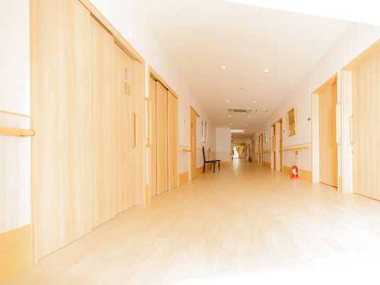 廊下の明るい様子