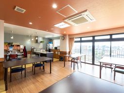 明るいダイニングスペース