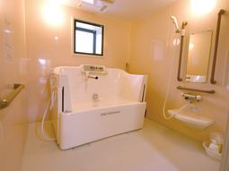 バリアフリーの明るい浴室