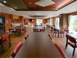 広々とした明るい食堂