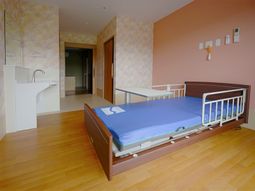 明るい居室の様子