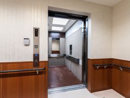 モダンな電梯の入口