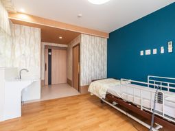 明るい個室の居室