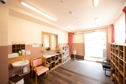 明るく清潔なエントランス