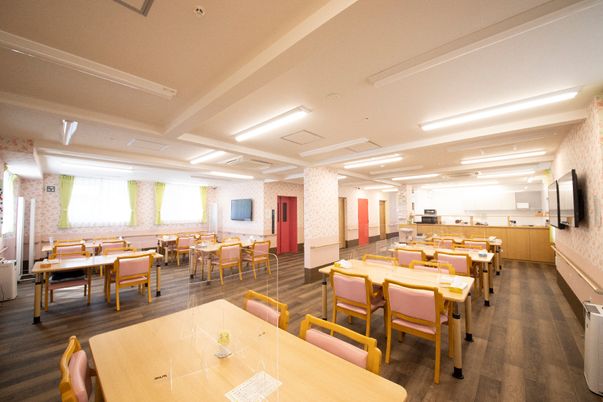広々とした明るい食堂