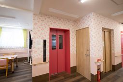 明るい廊下のエレベーター