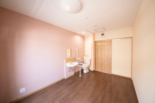 広々とした清潔な洋室