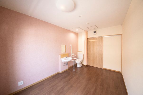 広々とした清潔な洋室