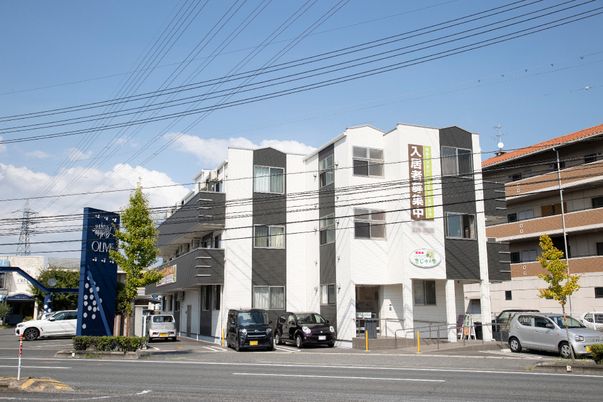 白と灰色の建物と看板