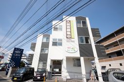 白い外壁の建物外観