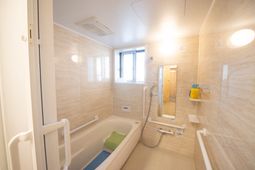 清潔感ある明るい浴室