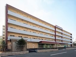 白と茶のモダンな外観