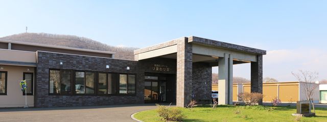 優雅なエントランス エントランス 広々としたエントランスは自然光がたっぷりと注ぎ、明るく心地よい雰囲気です。