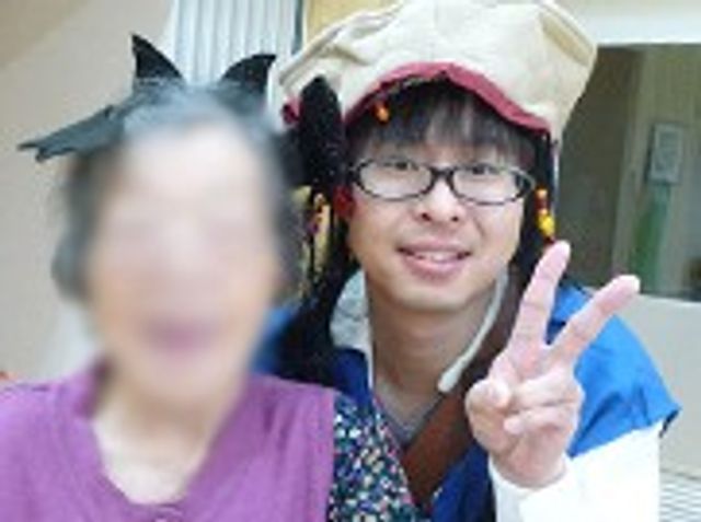 交流中の様子 スタッフイメージ 楽しそうな雰囲気の中、笑顔で交流する様子が感じられます。和やかな空気が流れています。