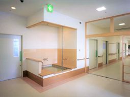 清潔な施設の廊下