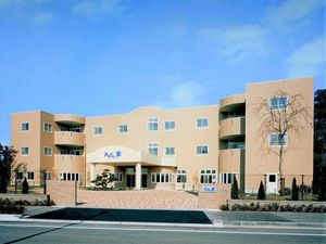 明るい外観の施設正面