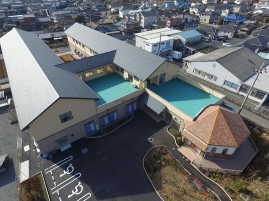 広々とした施設の外観