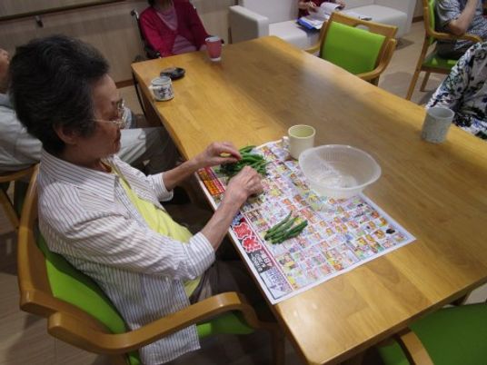 高齢者がレクリエーションする様子