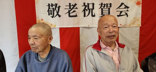 笑顔のシニア男性たちの様子
