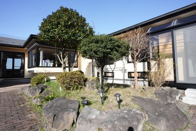 広々とした明るい外観