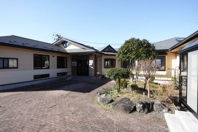 明るい施設の外観