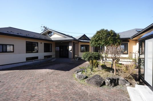 明るい施設の外観