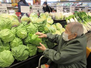 スーパーで買い物する高齢者