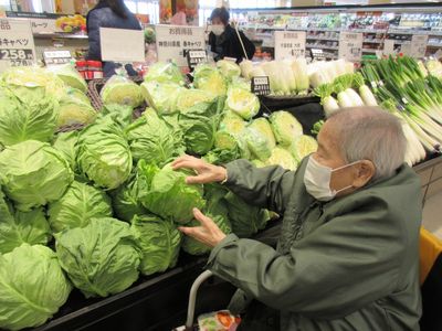 スーパーで買い物する高齢者