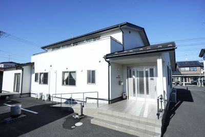 白壁の施設外観