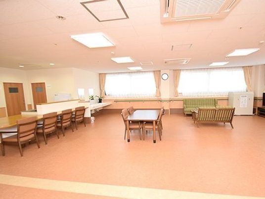 広々とした共有ラウンジ