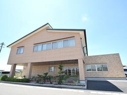 広々とした明るい建物外観