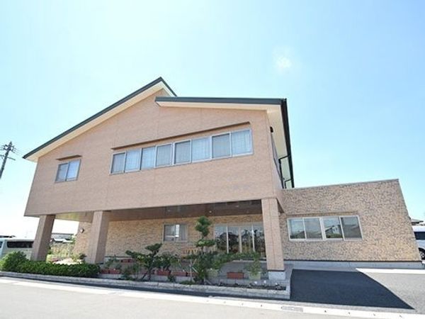 広々とした明るい建物外観