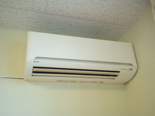 壁掛けエアコンのクローズアップ