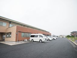 広々とした駐車場の外観