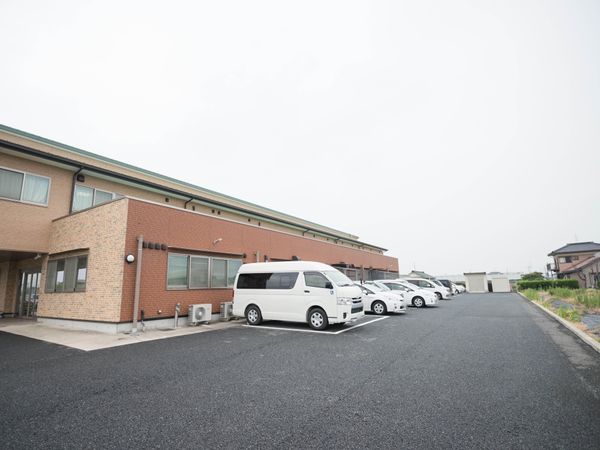 広々とした駐車場の外観