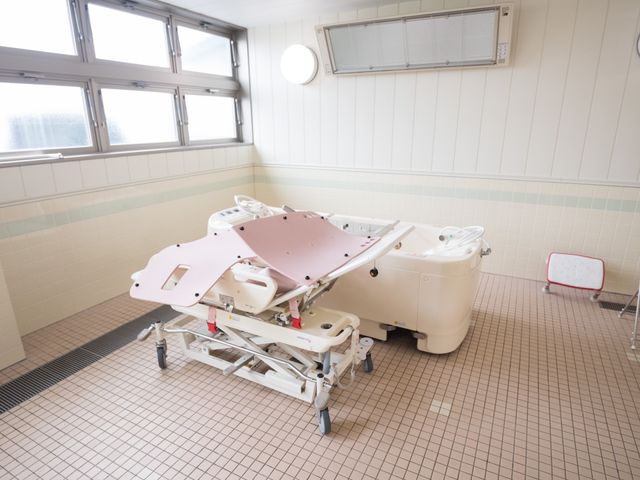 手足浴設備のある浴室 浴室 清潔感あふれる浴室には、安全に配慮した手足浴設備が整っており、利用者の快適な入浴を支えます。