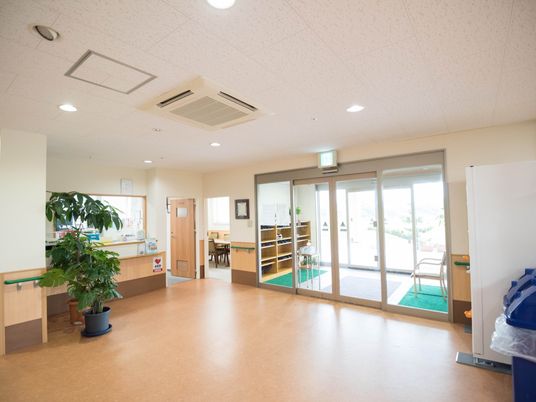 広々とした明るいエントランス