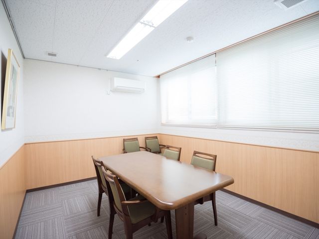 清潔な会議室 談話室 光が優しく差し込む会議室はシンプルで落ち着いた雰囲気です。スタッフ同士のコミュニケーションの場としてお使いいただけます。