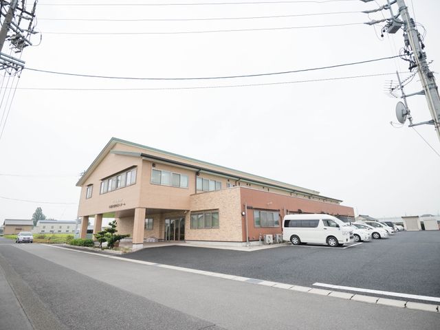 ゆったりした施設の外観 外観 穏やかな色合いの建物で、居心地の良い雰囲気が漂っています。館内でのお仕事は、このような落ち着いた環境で行われます。