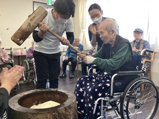餅つきを楽しむ光景