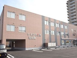 明るい外観の建物